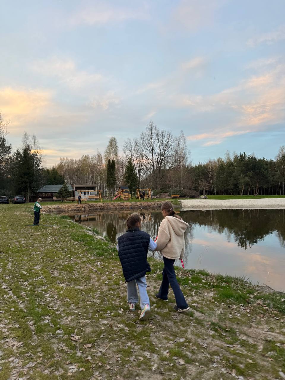 Dzieci nad jeziorem
